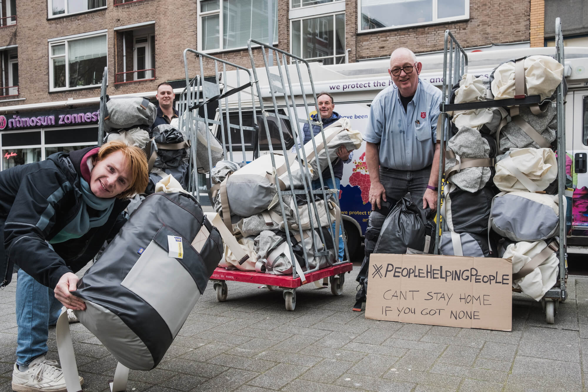Sheltersuits overhandigen aan het Leger des Heils in Rotterdam.
