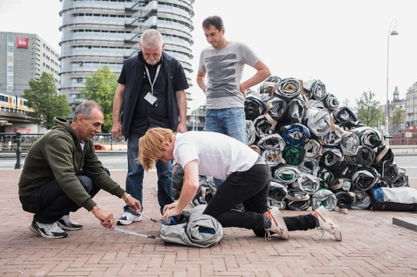 200 Shelterbags uitgedeeld aan De Regenboog Groep | Sheltersuit