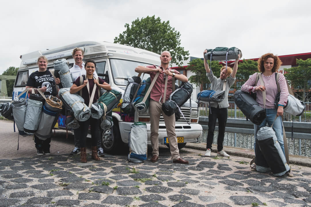 Shelterbags uitdelen in Alkmaar | Sheltersuit