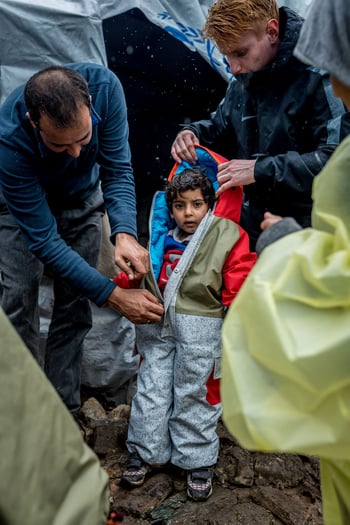 Kinderen kregen een eigen Sheltersuit in zijn of haar maat.