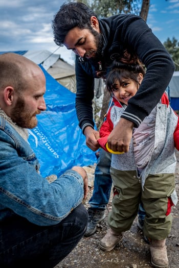 Alle kinderen kregen een eigen Sheltersuit in zijn of haar maat.