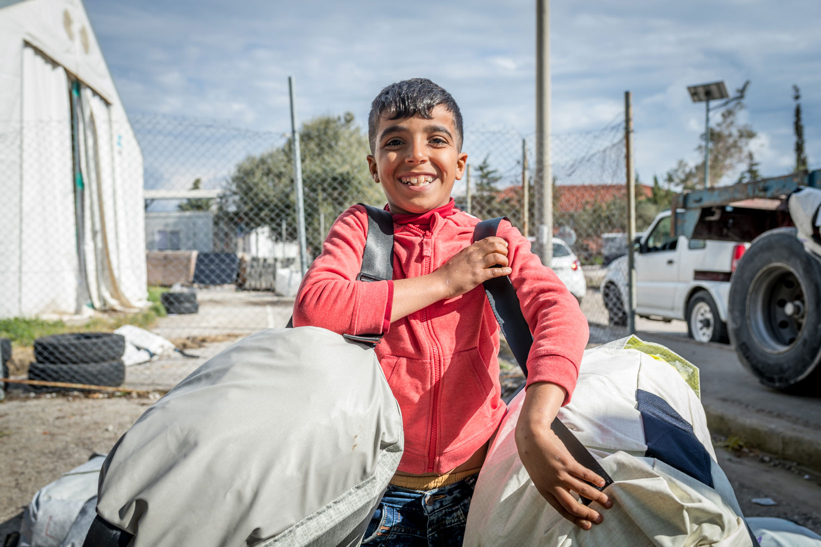 De Sheltersuits en WakaWaka Lights werden vol blijdschap door de kinderen in ontvangst genomen.