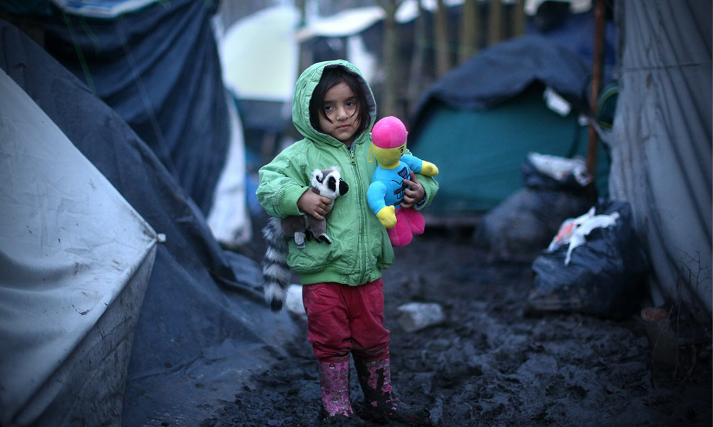 Een jong Koerdisch meisje met haar speelgoed in de modder. Foto: Carl Court/Getty Images.