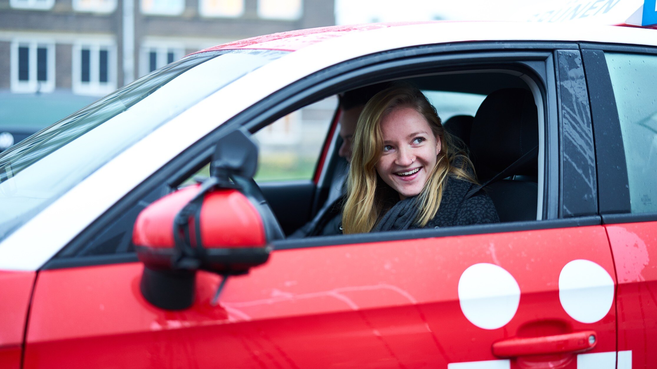 Fleur haalt haar rijbewijs: “Ik kan meer dan ik dacht!”